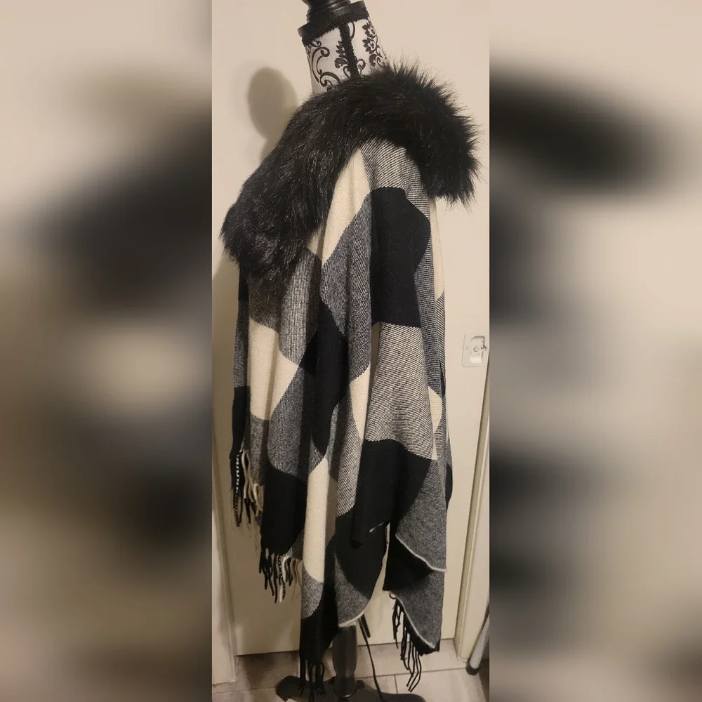 J.Crew Classic Black/Ivory Buffalo Plaid Faux Fur Cape Scarf Wrap New With Tag‎